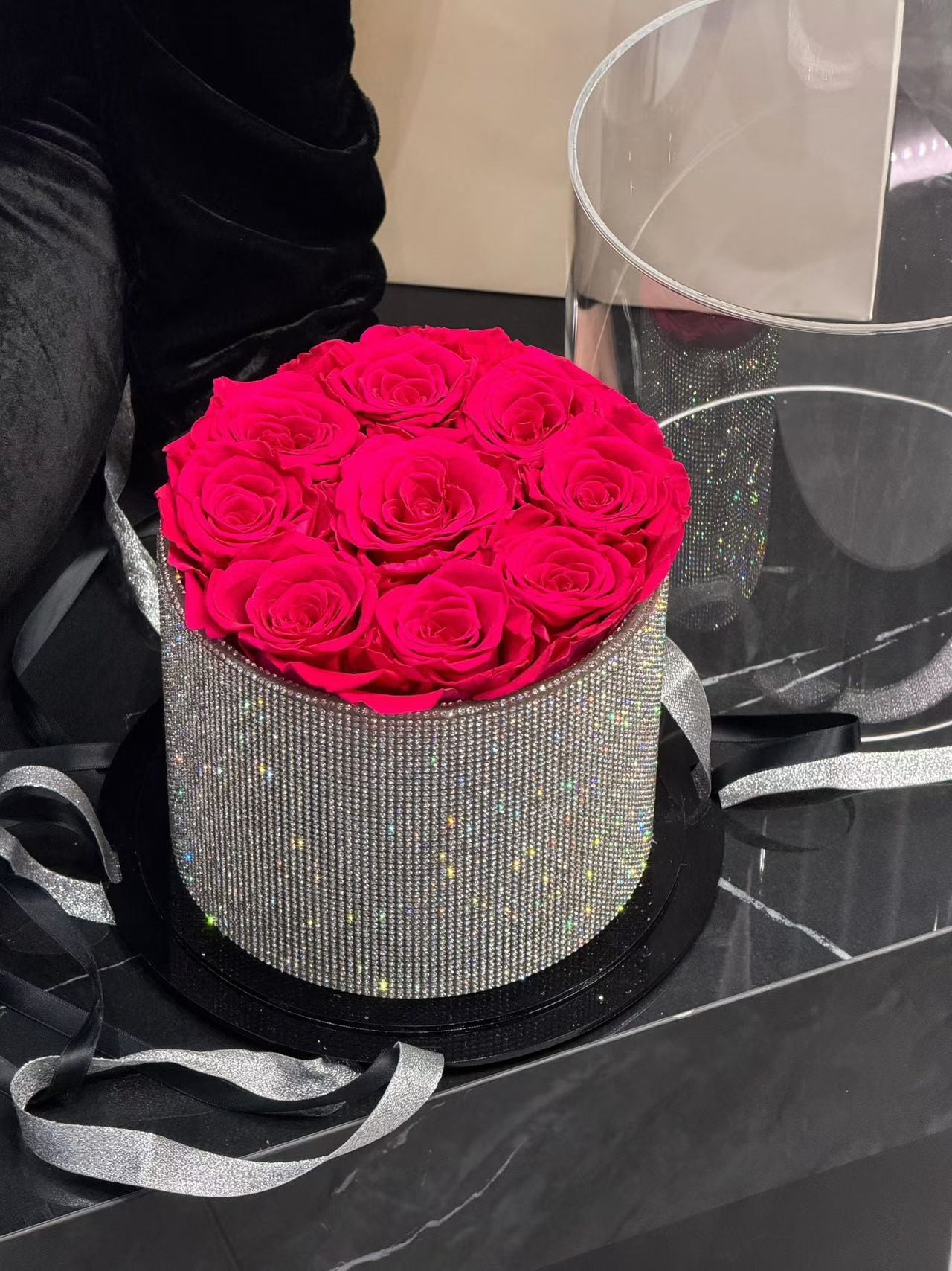 Customized fresh-keeping rose hug bucket gift commercial relatives and girlfriend bouquet