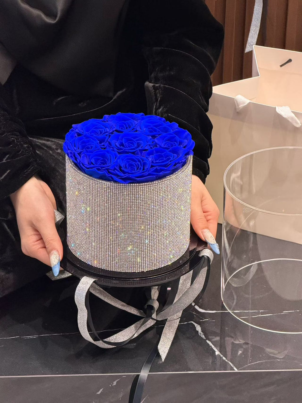 Customized fresh-keeping rose hug bucket gift commercial relatives and girlfriend bouquet