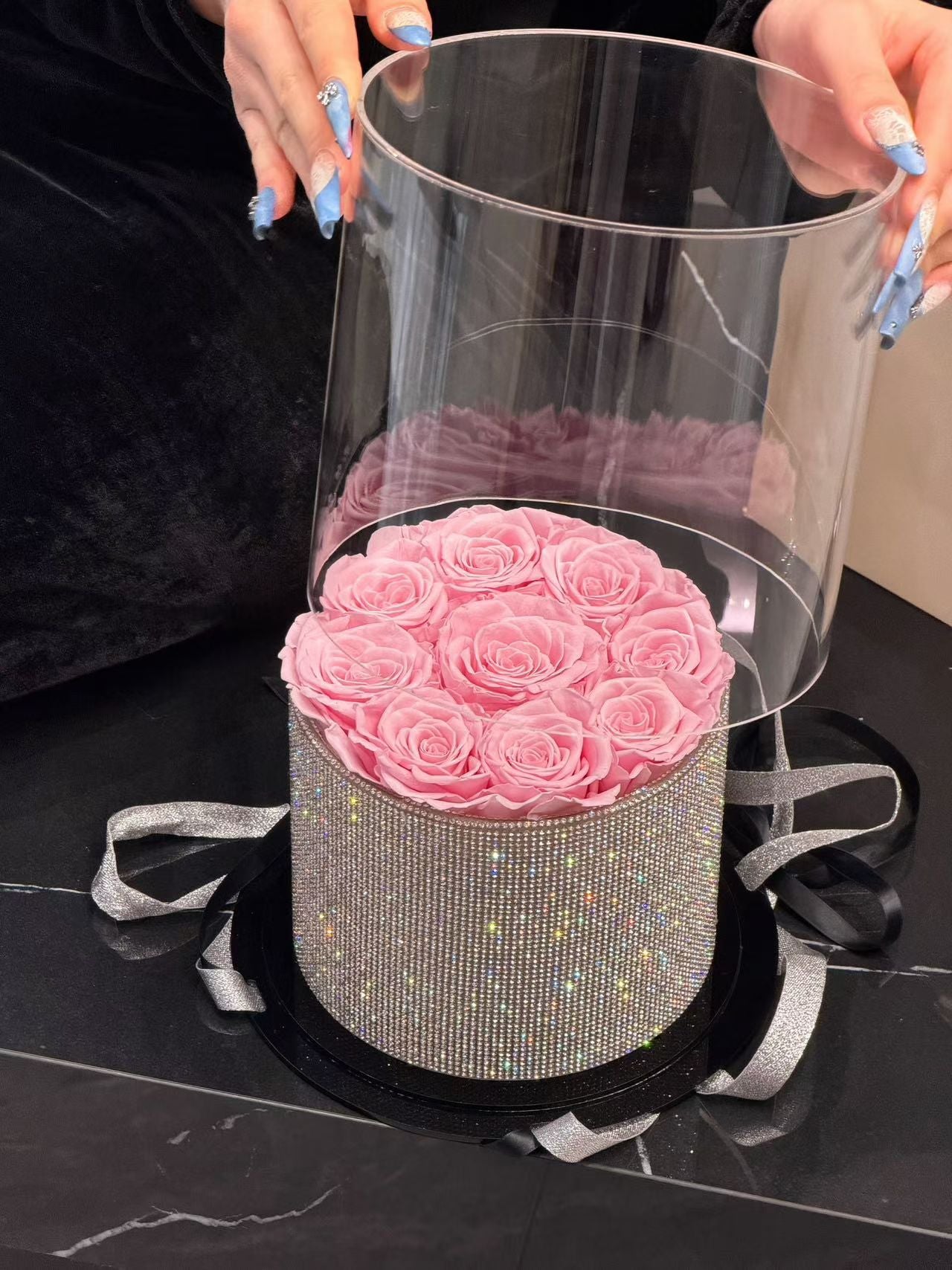 Customized fresh-keeping rose hug bucket gift commercial relatives and girlfriend bouquet