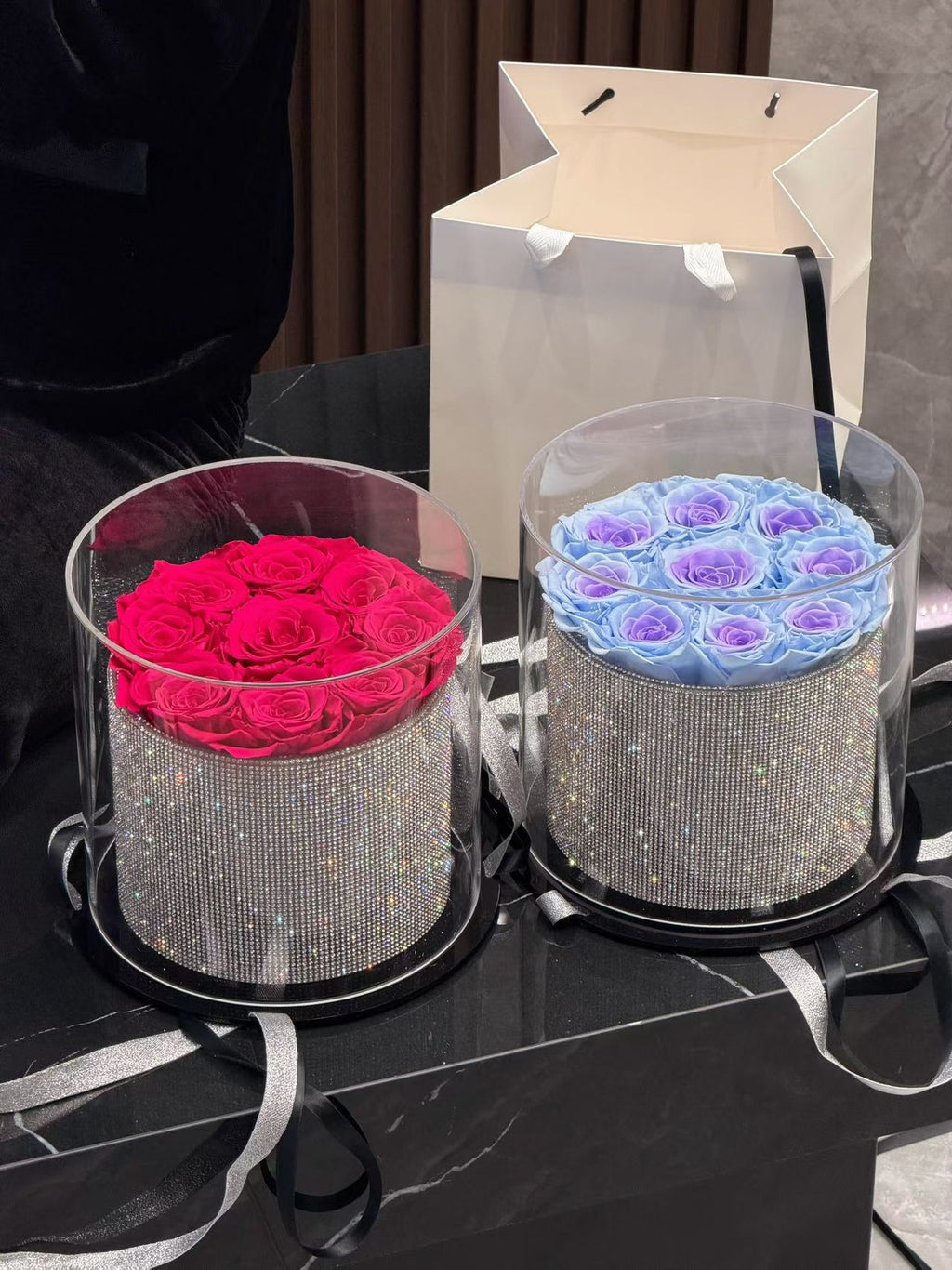 Customized fresh-keeping rose hug bucket gift commercial relatives and girlfriend bouquet
