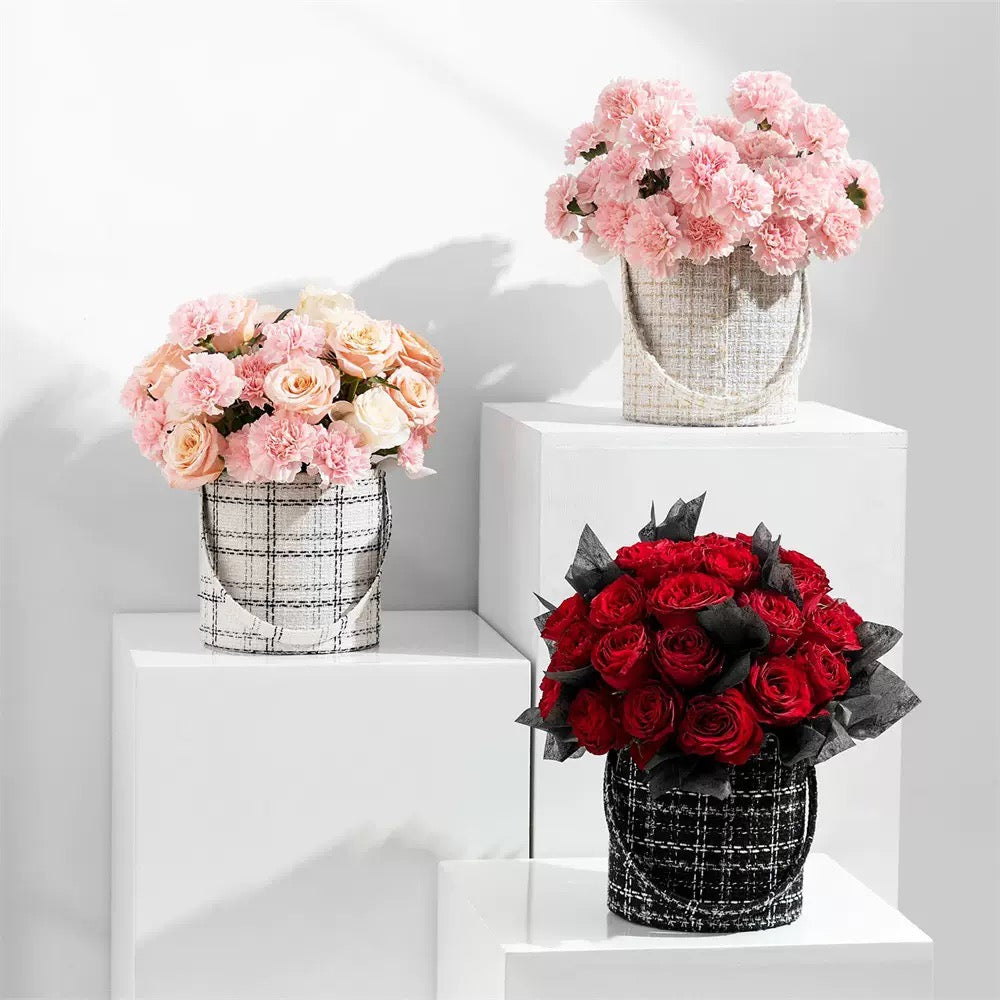 Customized fresh preserved small fragrant rose hug bucket gift commercial relatives and girlfriend bouquet