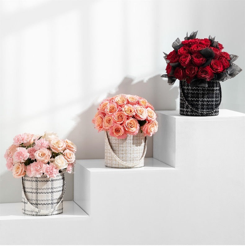 Customized fresh preserved small fragrant rose hug bucket gift commercial relatives and girlfriend bouquet