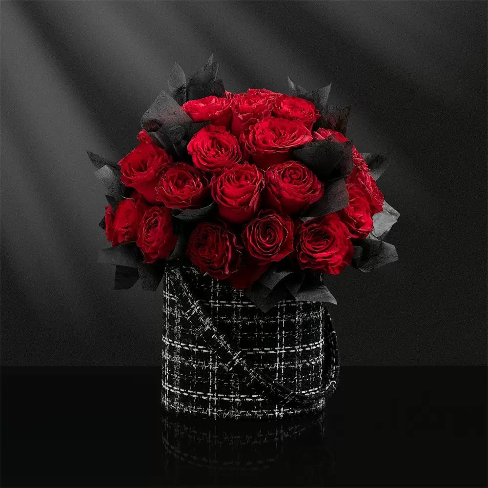Customized fresh preserved small fragrant rose hug bucket gift commercial relatives and girlfriend bouquet