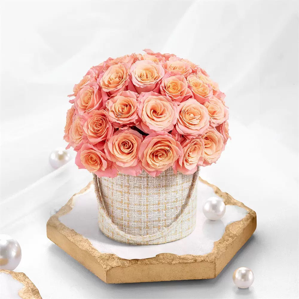 Customized fresh preserved small fragrant rose hug bucket gift commercial relatives and girlfriend bouquet