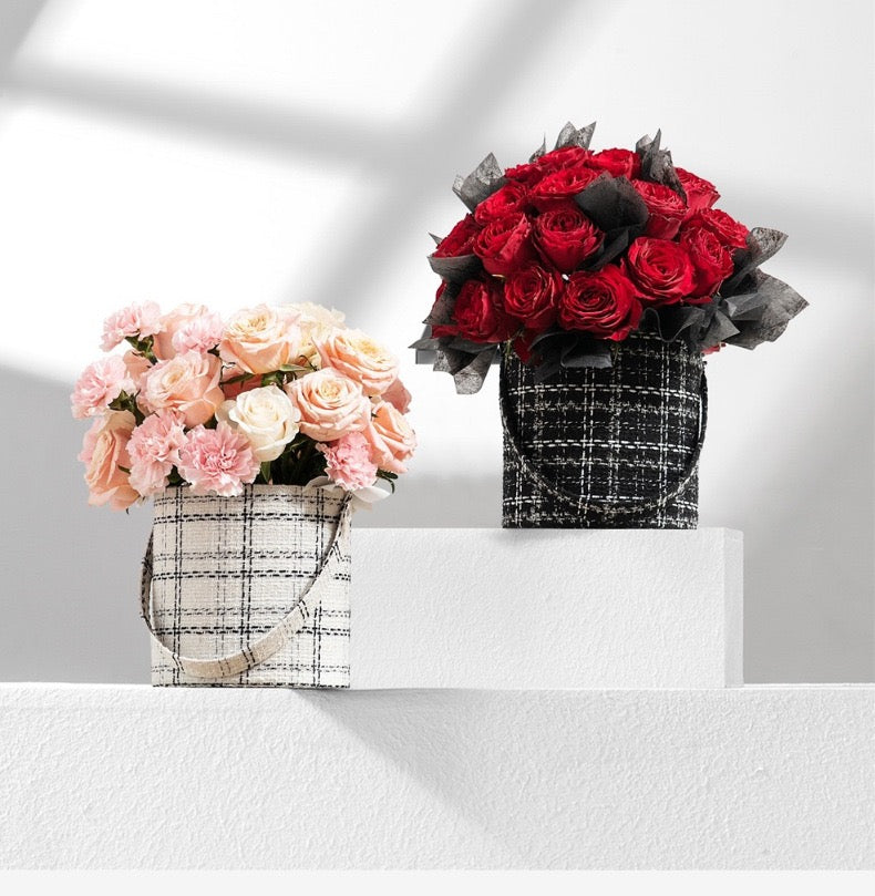 Customized fresh preserved small fragrant rose hug bucket gift commercial relatives and girlfriend bouquet