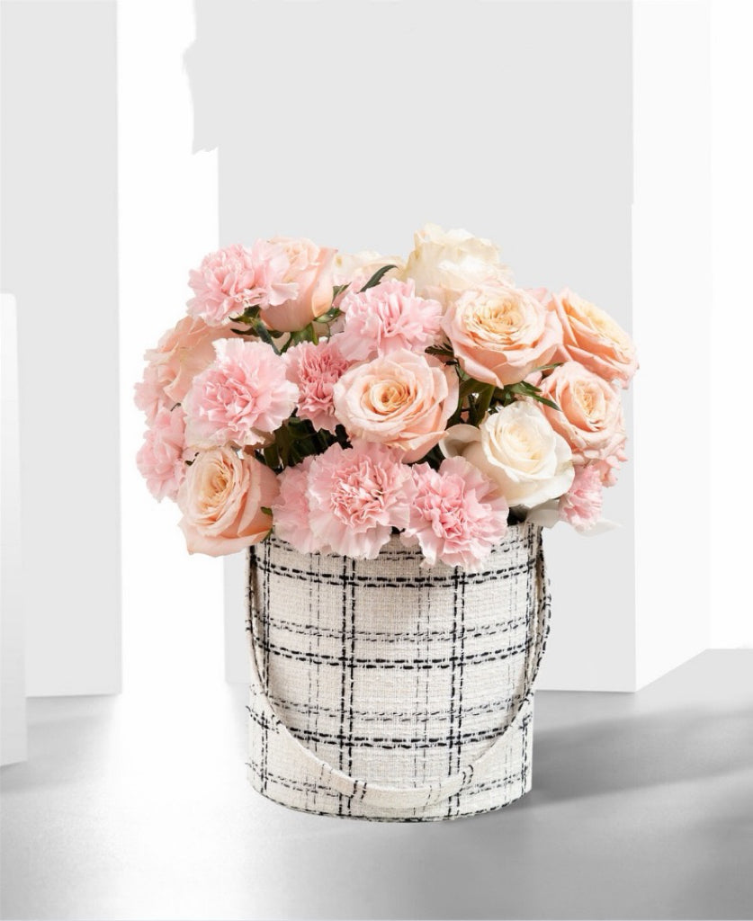 Customized fresh preserved small fragrant rose hug bucket gift commercial relatives and girlfriend bouquet